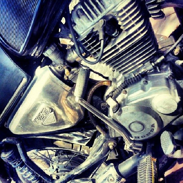 the-close-up-shot-of-vintage-honda-motorbike-cb-125_t20_EpPvpX